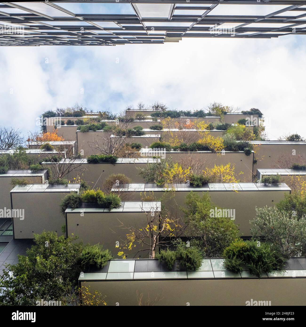 Particolare delle terrazze con piante dell'edificio forestale verticale della città italiana di Milano, Lombardia. Foto Stock