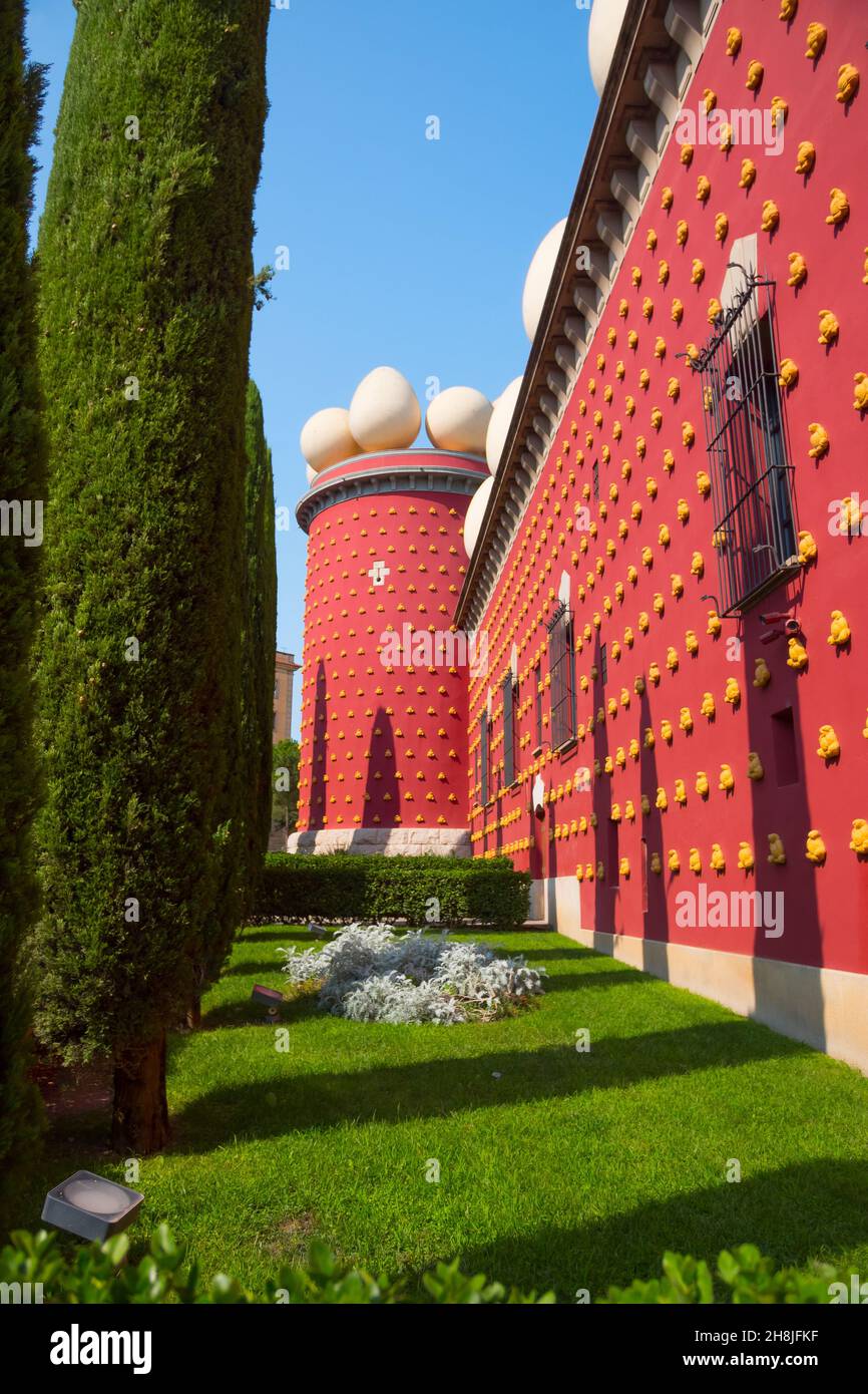 FIGUERAS, SPAGNA - Ott 28, 2021: Il bellissimo museo originale Dali nella città di Figueras in Spagna Foto Stock