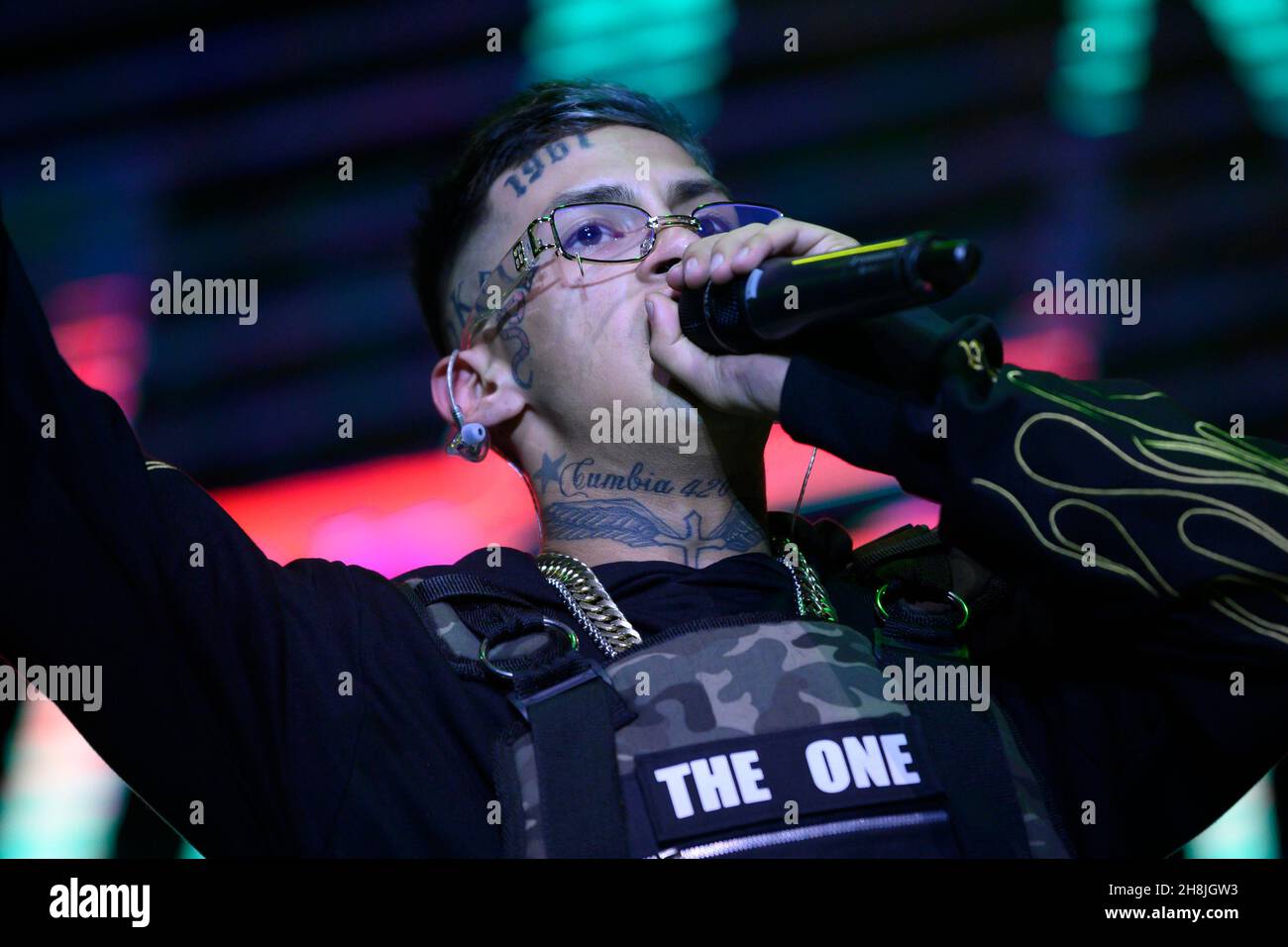 Buenos Aires, Argentina. 29 novembre 2021. Elian Ángel Valenzuela, comunemente noto come L-Gante, si esibisce sul palco durante un concerto musicale al Luna Park Stadium di Buenos Aires. Credit: SOPA Images Limited/Alamy Live News Foto Stock