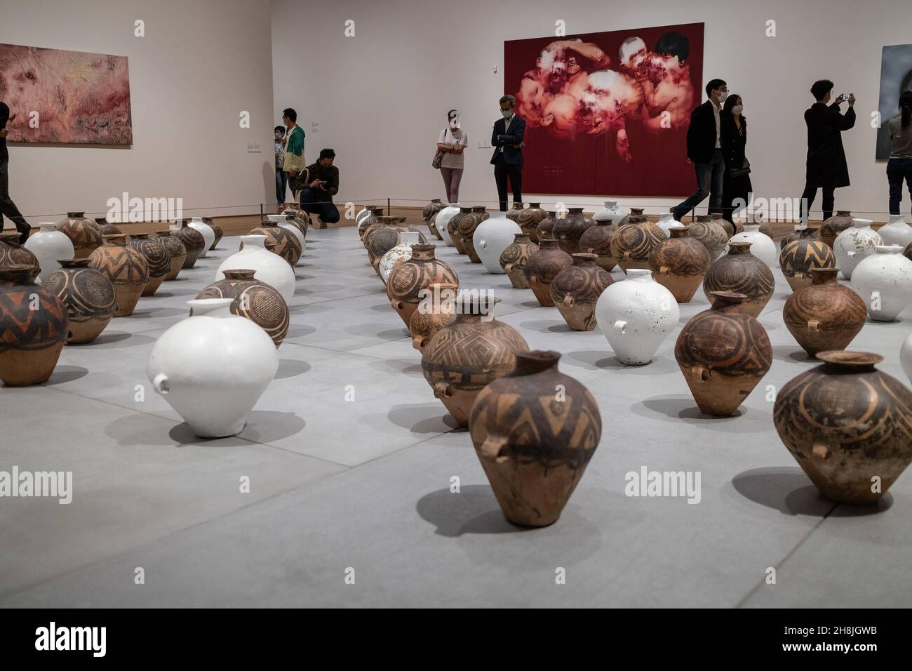 Hong Kong, Cina. 30 Nov 2021. I visitatori possono ammirare le opere d'arte "Whitewash" di ai Weiwei presso il museo M di recente apertura. Il museo M, uno dei più grandi musei di cultura visiva moderna e contemporanea al mondo, si è aperto in mezzo a controversie sulla censura politica. Credit: SOPA Images Limited/Alamy Live News Foto Stock