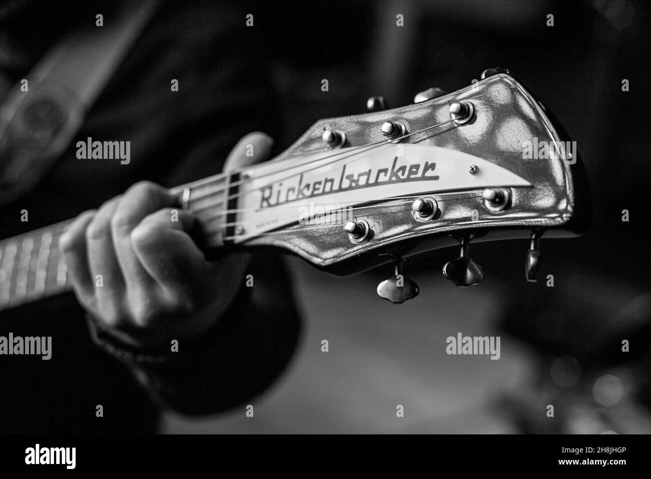 Le mani maschili suonano la chitarra elettrica Rickenbacker Foto Stock