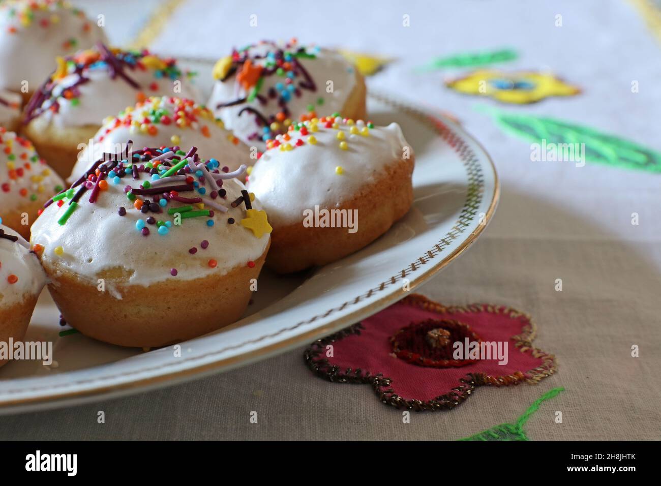Dolci pasquali fatti in casa tradizionali sul piatto. Foto Stock
