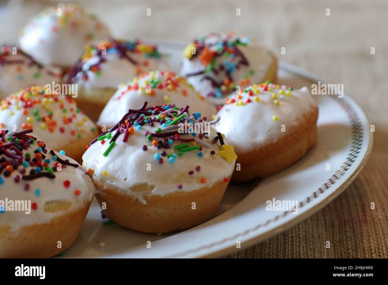 Dolci pasquali fatti in casa tradizionali sul piatto. Foto Stock