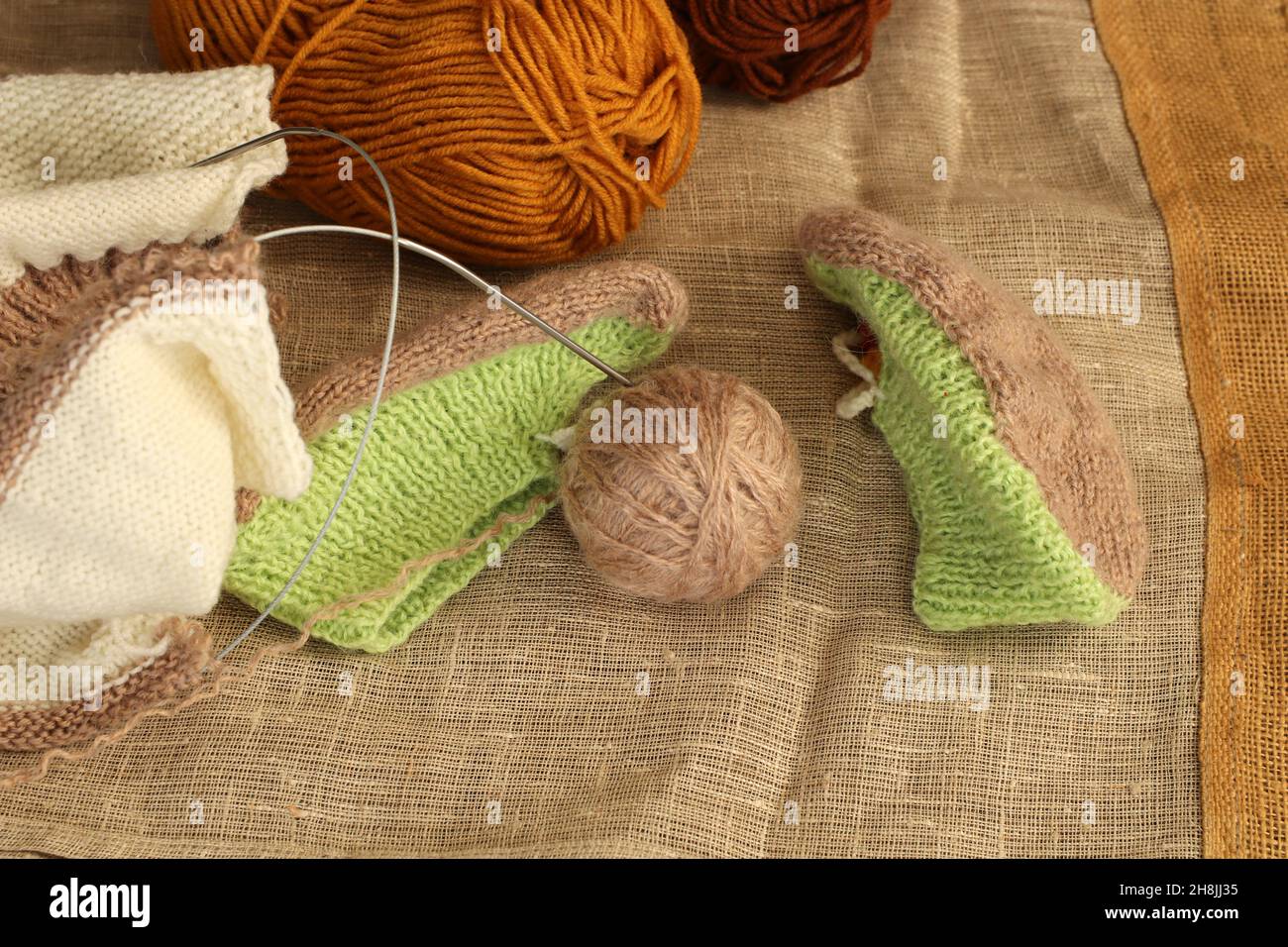 Una palla di filo di lana per maglieria. Foto Stock