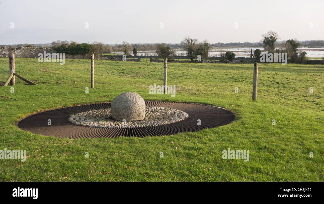 Roscommon, Ireland è un masso di granito decorato con spirali fluenti in stile la Tène. Foto Stock