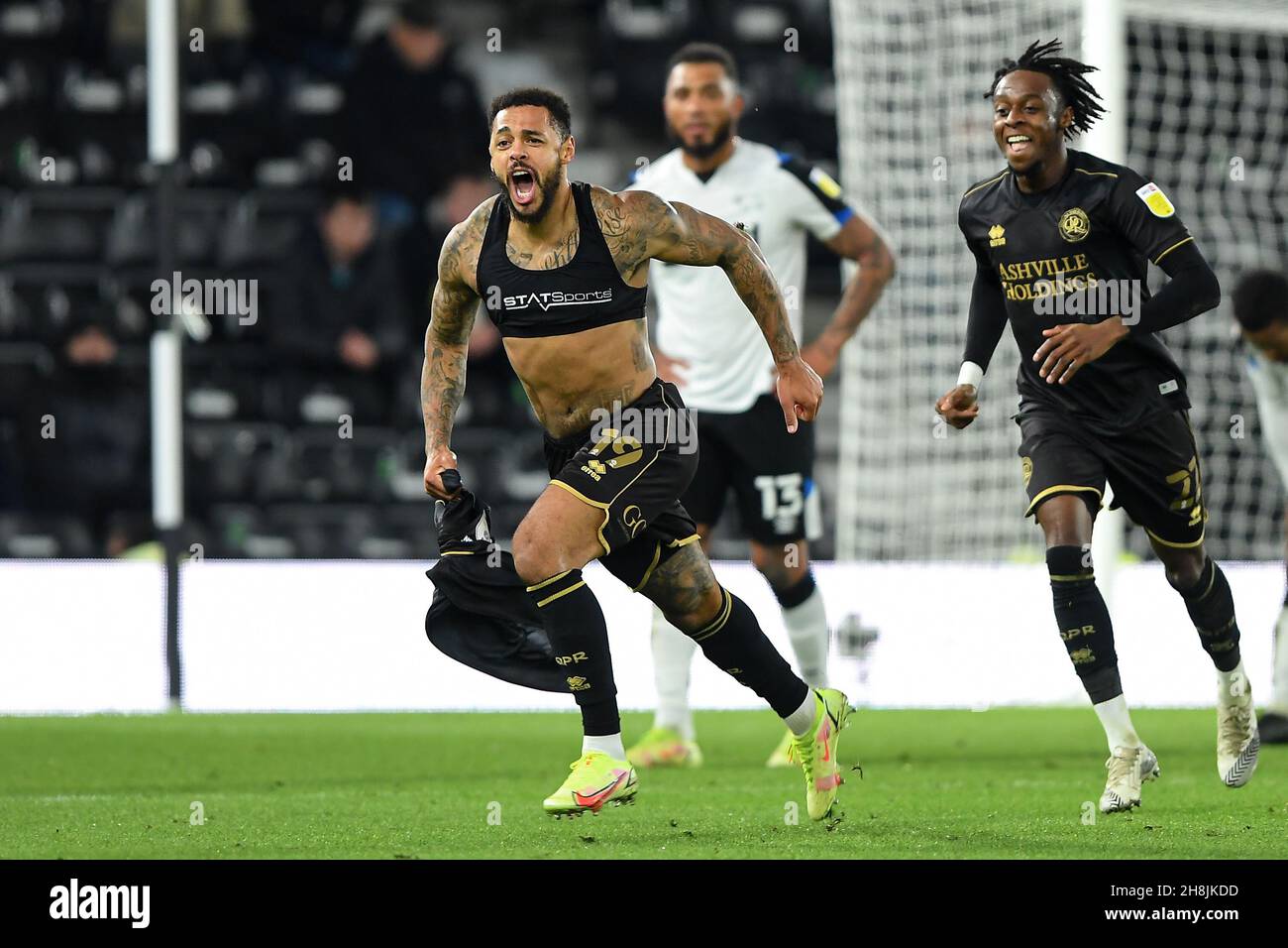 DERBY, GBR. IL 29 NOVEMBRE Andre Gray of Queens Park Rangers festeggia dopo aver segnato un gol per farlo 1-2 durante la partita Sky Bet Championship tra Derby County e Queens Park Rangers al Pride Park di Derby lunedì 29 novembre 2021. (Credit: Jon Hobley | MI News) Credit: MI News & Sport /Alamy Live News Foto Stock