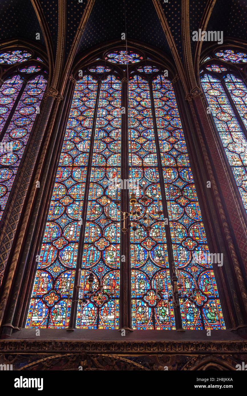 L'interno della famosa Sainte Chapelle a Parigi con finestre colorate impressionanti, Francia Foto Stock