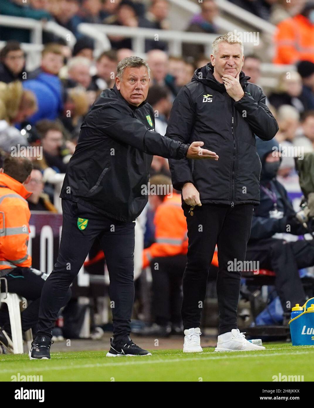 Il direttore di Norwich City Dean Smith e l'assistente Craig Shakespeare (a sinistra) durante la partita della Premier League tra Newcastle United e Norwich City a St James' Park, Newcastle. Data foto: Martedì 30 novembre 2021. Foto Stock