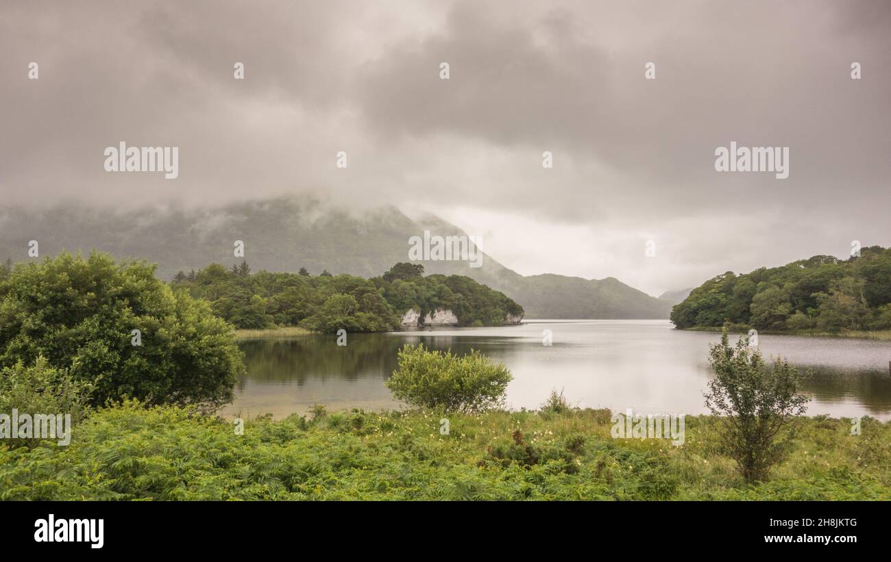 Muckross Lake, chiamato anche Middle Lake o The Torc, nel Killarney National Park, County Kerry, Irlanda. Foto Stock