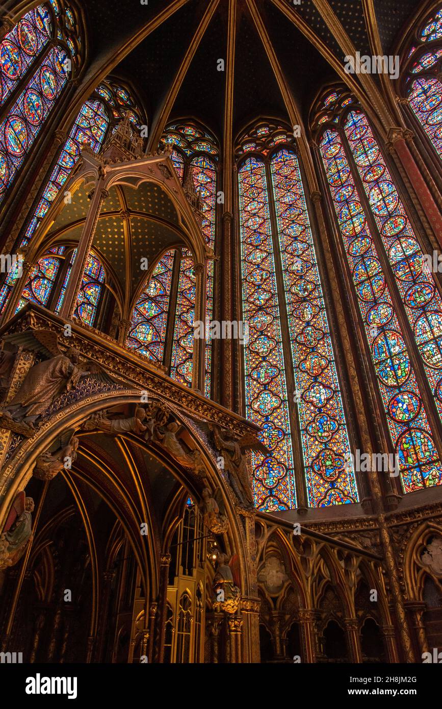 L'interno della famosa Sainte Chapelle a Parigi con finestre colorate impressionanti, Francia Foto Stock