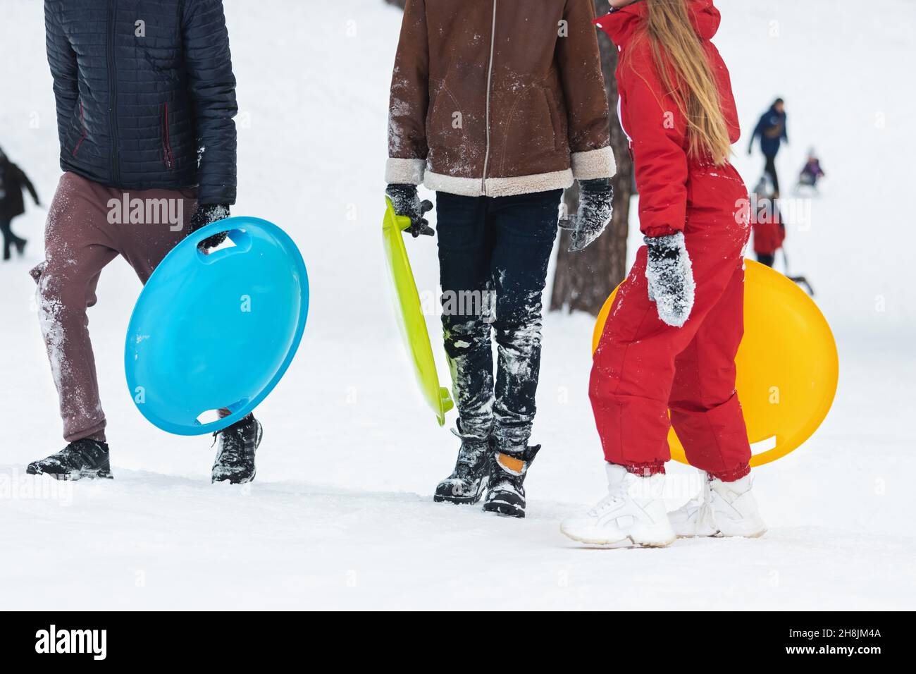 i bambini con le slitte nelle loro mani camminano nella neve Foto Stock