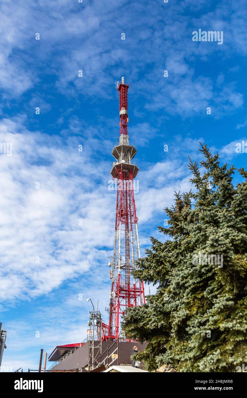 PYATIGORSK, RUSSIA - 29 novembre 2019: Televisione trasmettendo antenne e nuvole montare Mashuk Foto Stock