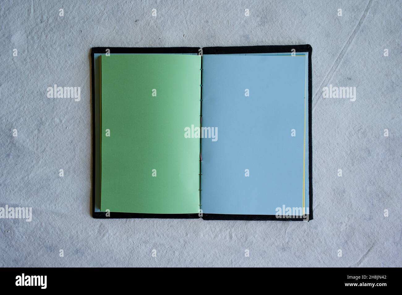 Vista dall'alto programma aperto per la scrittura. Apri il diario della vita. Apri un libro con pagine colorate. Verde acqua e blu chiaro Foto Stock