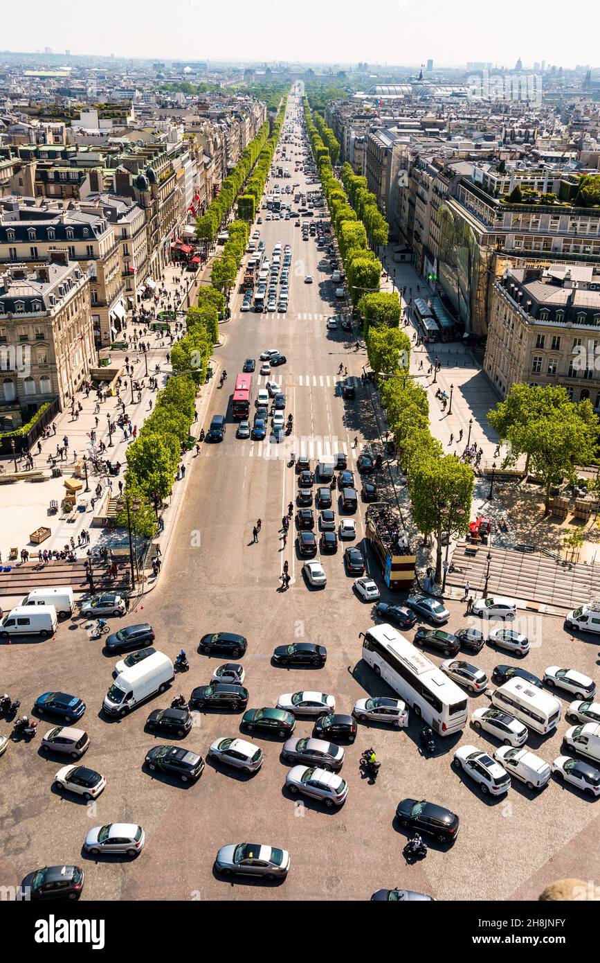 Traffico a Place Charles de Gaulle a Parigi, Francia Foto Stock