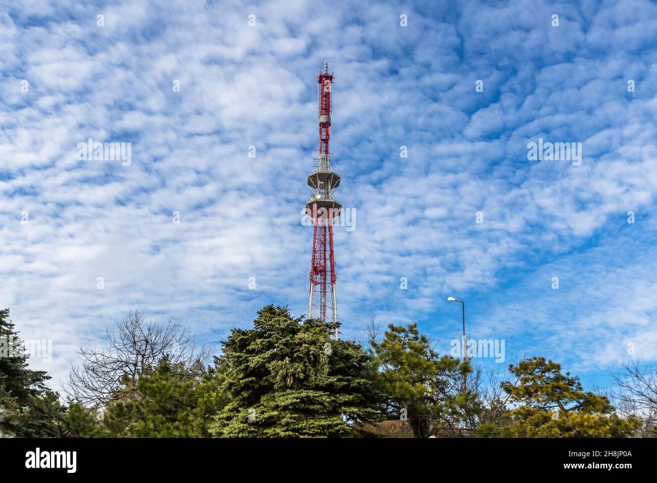 PYATIGORSK, RUSSIA - 29 novembre 2019: Televisione trasmettendo antenne e nuvole montare Mashuk Foto Stock