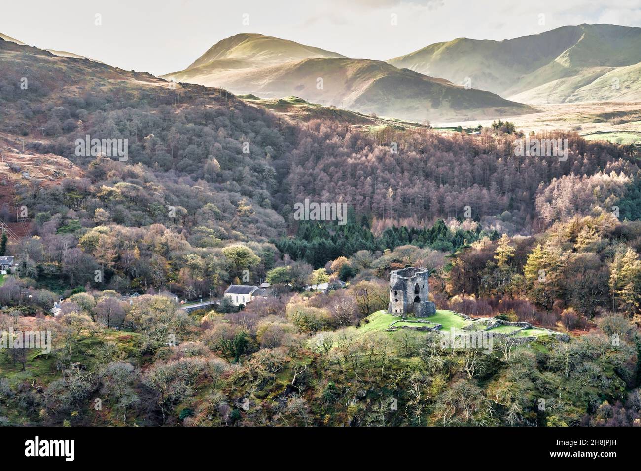 Questa è la fortezza medievale a torre rotonda del XIII secolo del Castello di Dolpadarn, costruita da Llewelyn il grande vicino al villaggio gallese di Llanberis Foto Stock