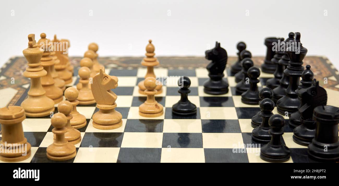 Il gioco Italiano: Le pedine sono spostate in E4 e E5, i cavalli sono spostati in F3 e C6, il vescovo bianco è spostato in C4 Foto Stock