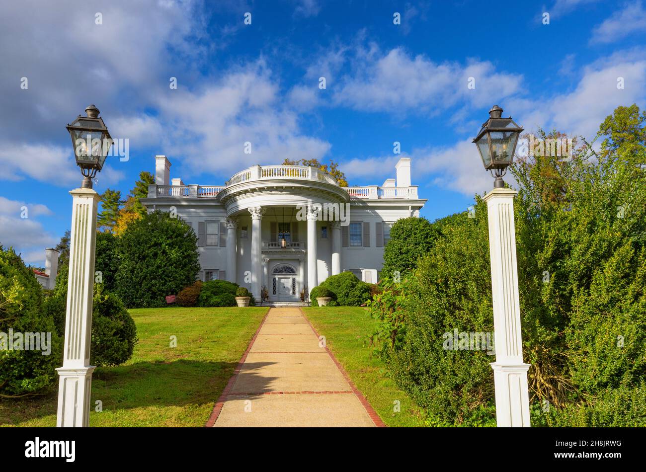 Kingsport, Tennessee, USA - 26 settembre 2021: Allandale Mansion e proprietà costruita nel 150 di proprietà di Harvey e Ruth Brooks che ha sollevato Black Angus Cat Foto Stock