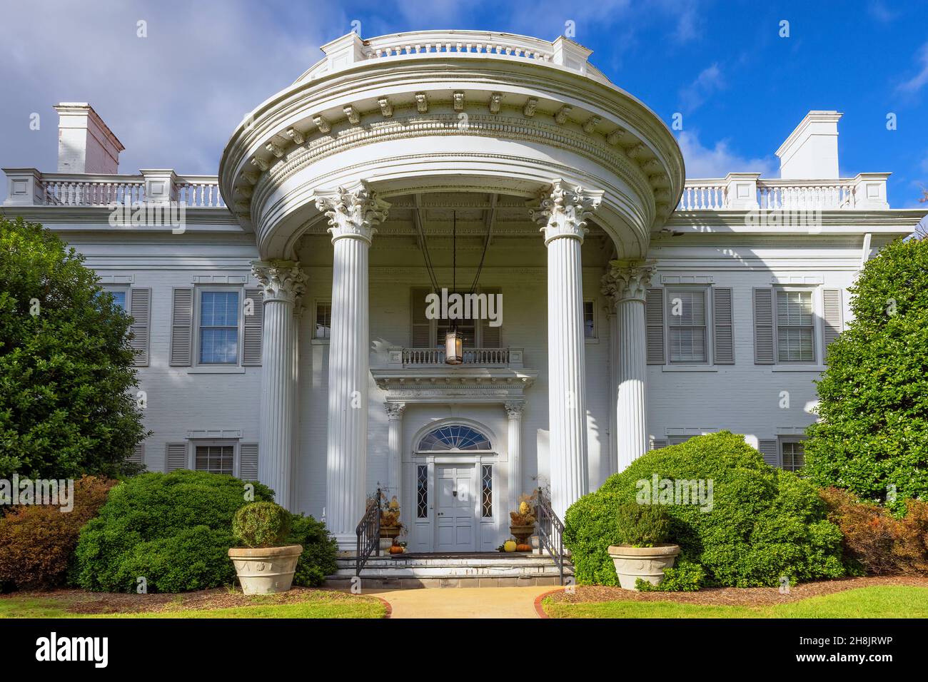 Kingsport, Tennessee, USA - 26 settembre 2021: Allandale Mansion e proprietà costruita nel 150 di proprietà di Harvey e Ruth Brooks che ha sollevato Black Angus Cat Foto Stock