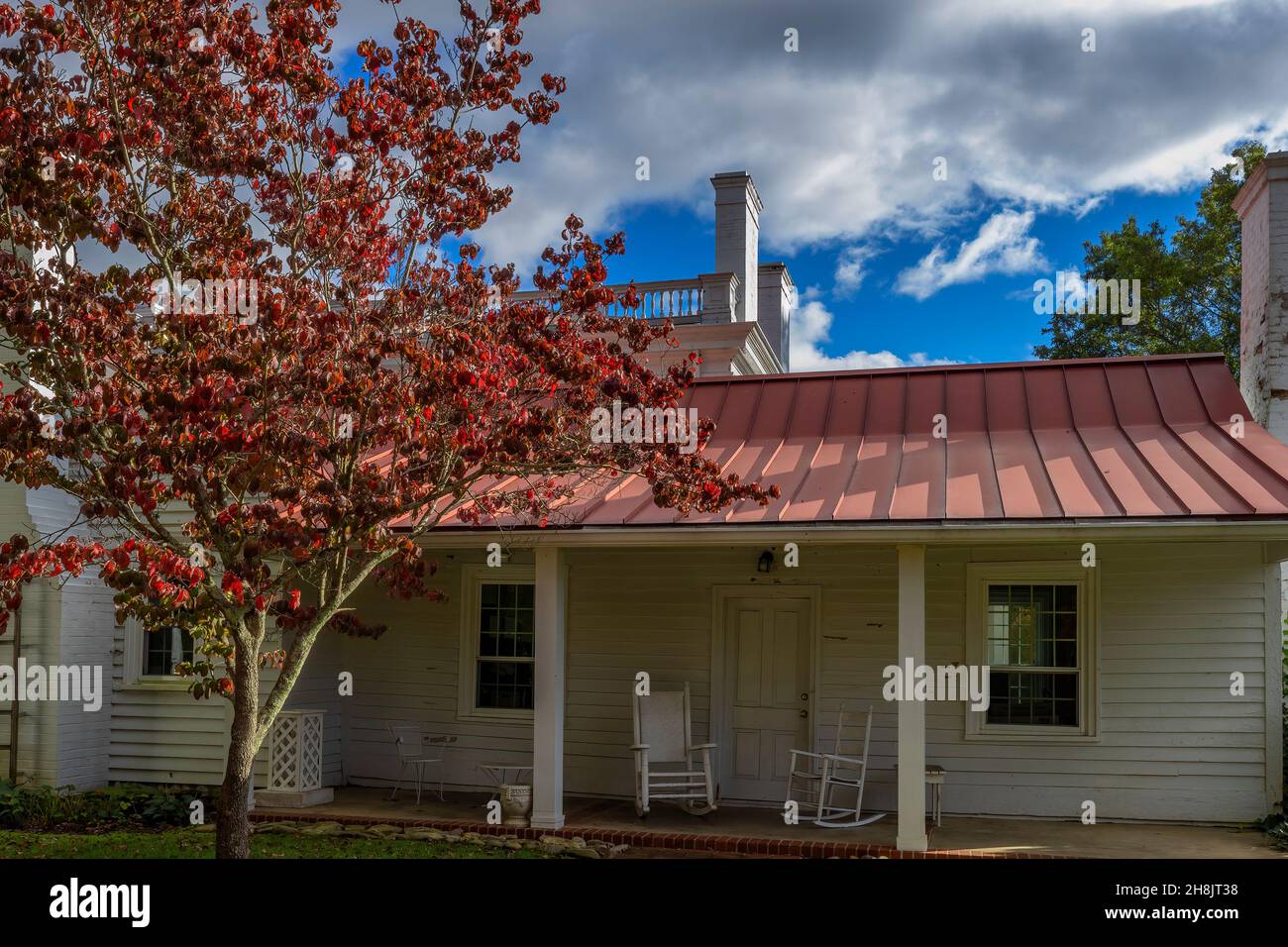 Kingsport, Tennessee, USA - 26 settembre 2021: Allandale Mansion e proprietà costruita nel 150 di proprietà di Harvey e Ruth Brooks che ha sollevato Black Angus Cat Foto Stock