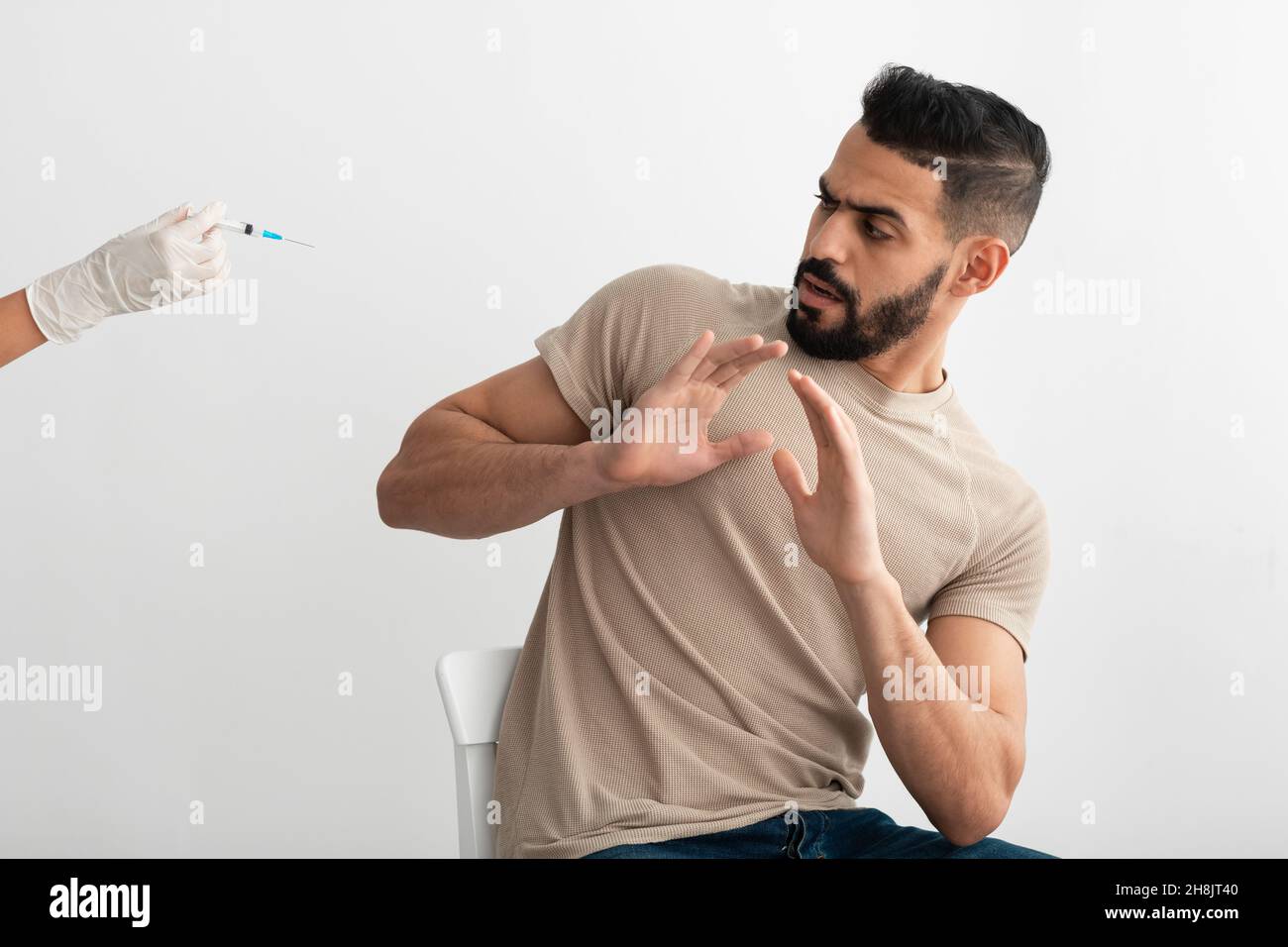 Nessuna vaccinazione. L'uomo arabo temuto che gestisca smettere al medico di offrire siringa con vaccino covido, rifiutando di essere vaccinato Foto Stock