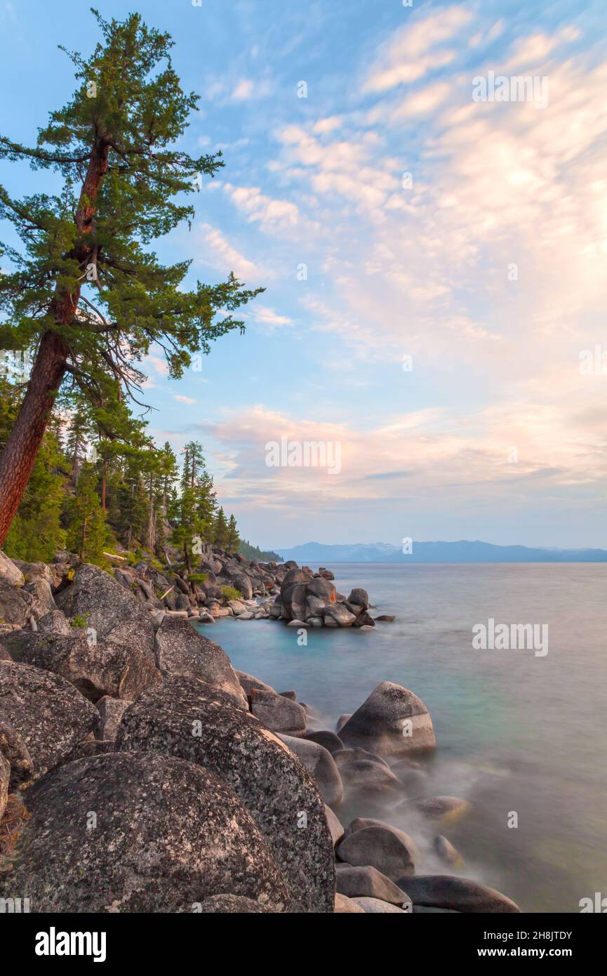 Una tranquilla fotografia di paesaggio cattura una tranquilla scena lacustre al lago Tahoe, al tramonto. Foto Stock Una tranquilla fotografia di paesaggio cattura una tranquilla scena lacustre al lago Tahoe, al tramonto. Foto Stock