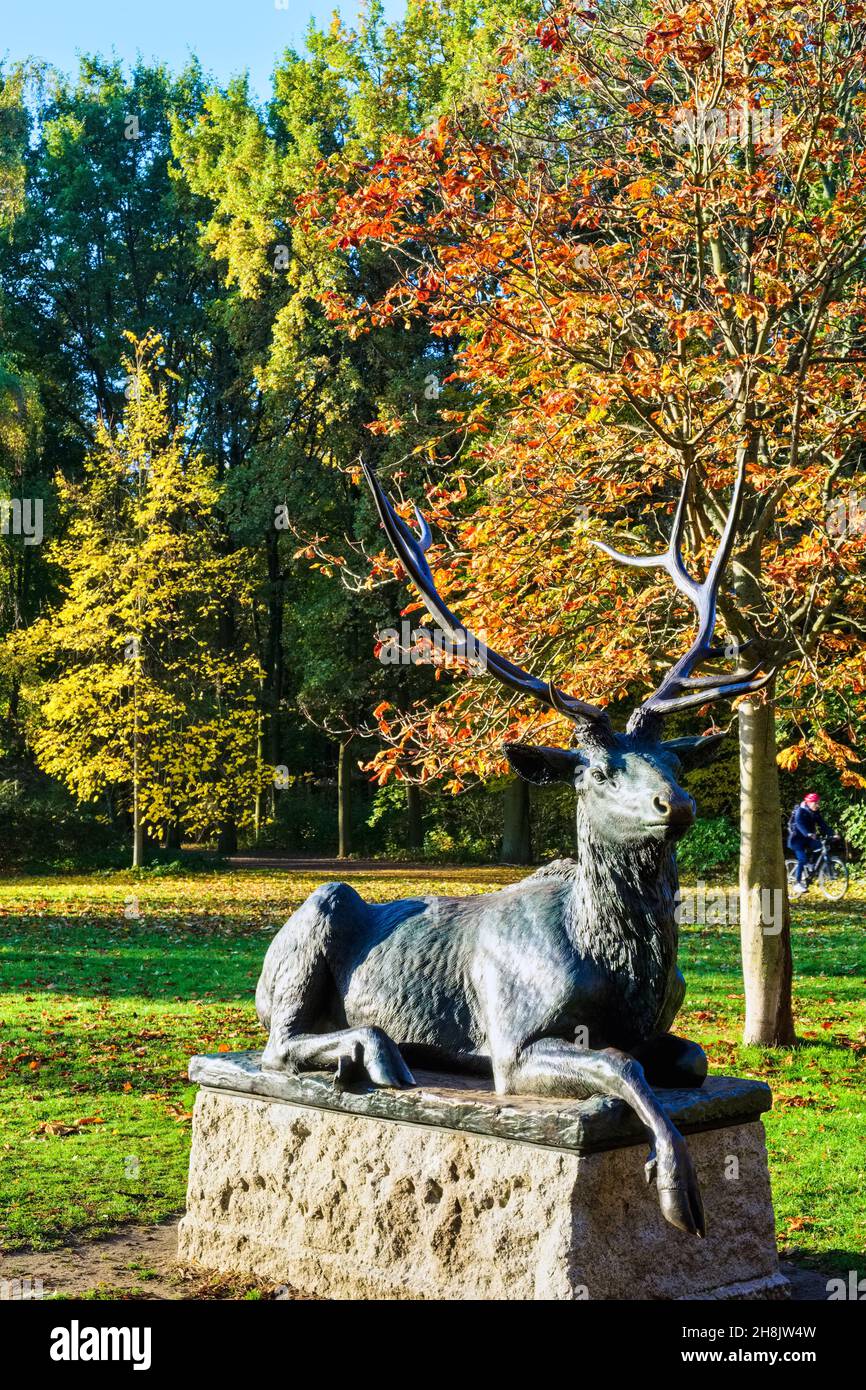 Scultura di cervi, Floraplatz, Tiergarten, Berlino, Germania Foto Stock