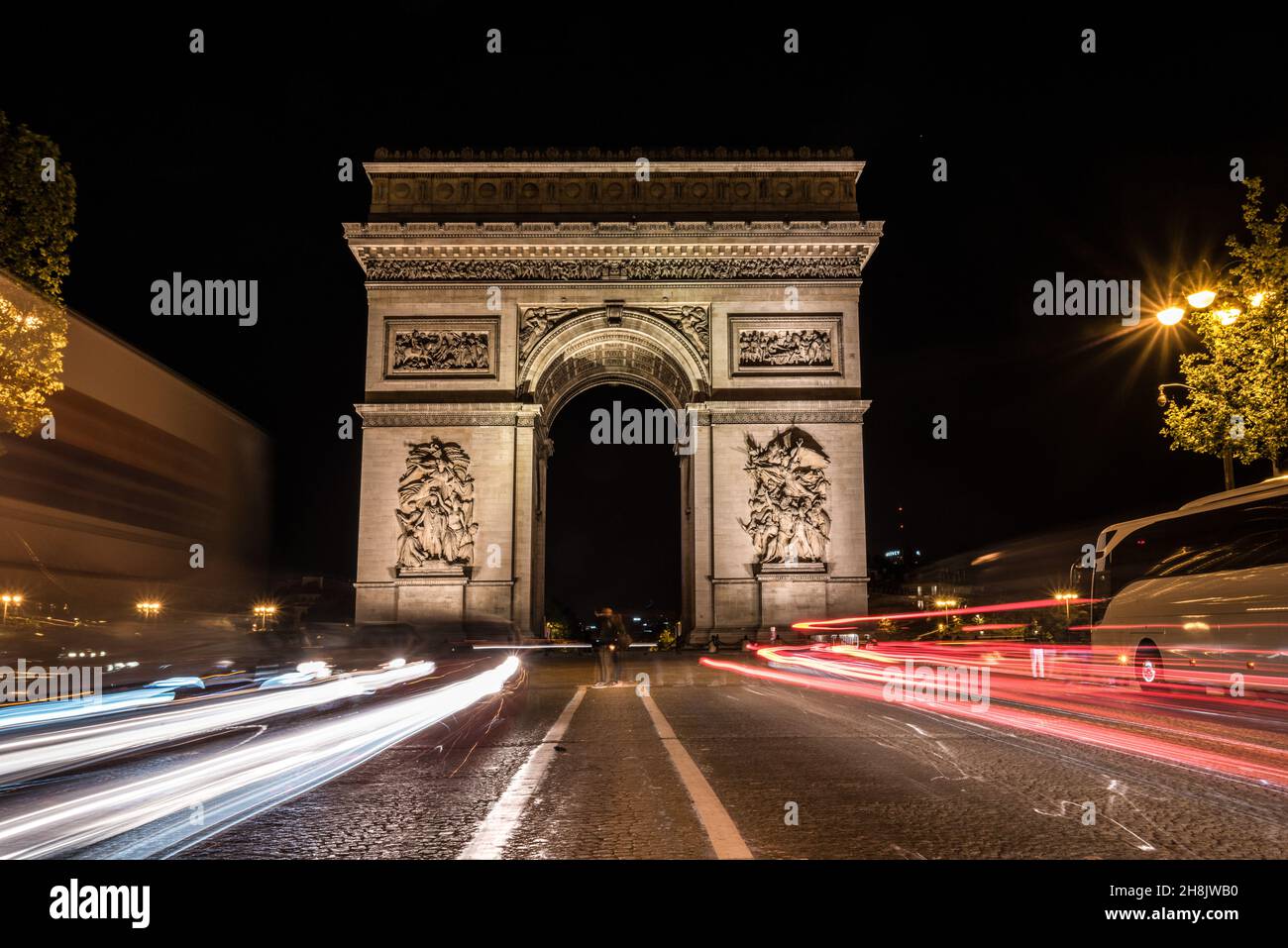 Traffico notturno sugli Champs-Elysees, Arc de Triomph sullo sfondo, Parigi, Francia Foto Stock