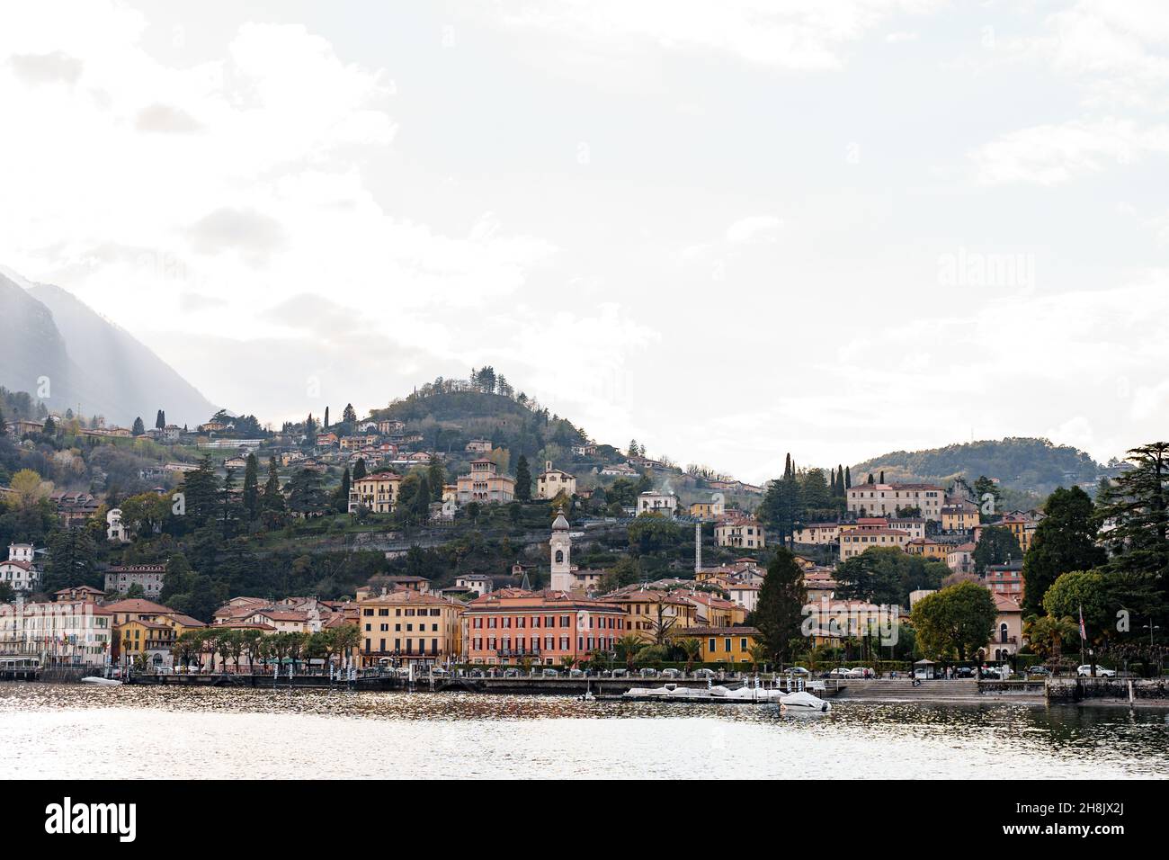 Colorati antichi edifici della città di Menaggio ai piedi delle montagne. Lago di Como, Italia Foto Stock