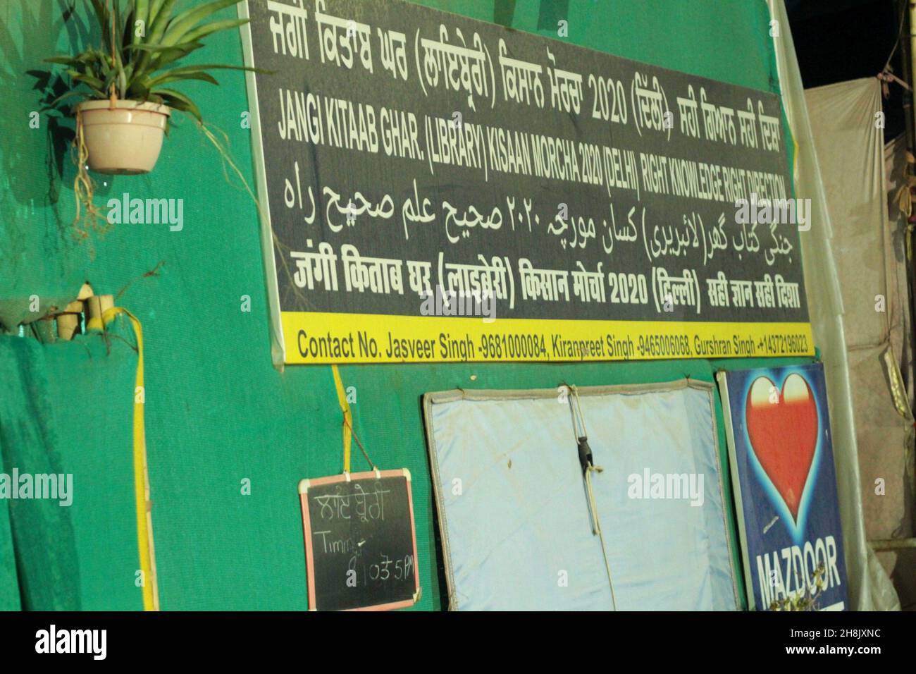 New Delhi, Nuova Delhi, India. 29 novembre 2021. Nel campo degli agricoltori è stata allestito un piccolo grimorio per le persone che hanno partecipato alla protesta dell'agricoltore da un anno. (Credit Image: © Shikha Arya/Pacific Press via ZUMA Press Wire) Foto Stock