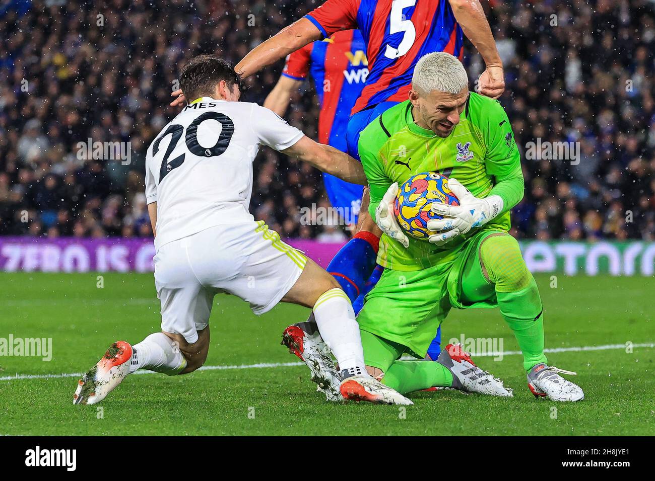 Vicente Guaita #13 di Crystal Palace fa il salvataggio nonostante la pressione da Daniel James #20 di Leeds United in, il 11/30/2021. (Foto di Mark Cosgrove/News Images/Sipa USA) Credit: Sipa USA/Alamy Live News Foto Stock