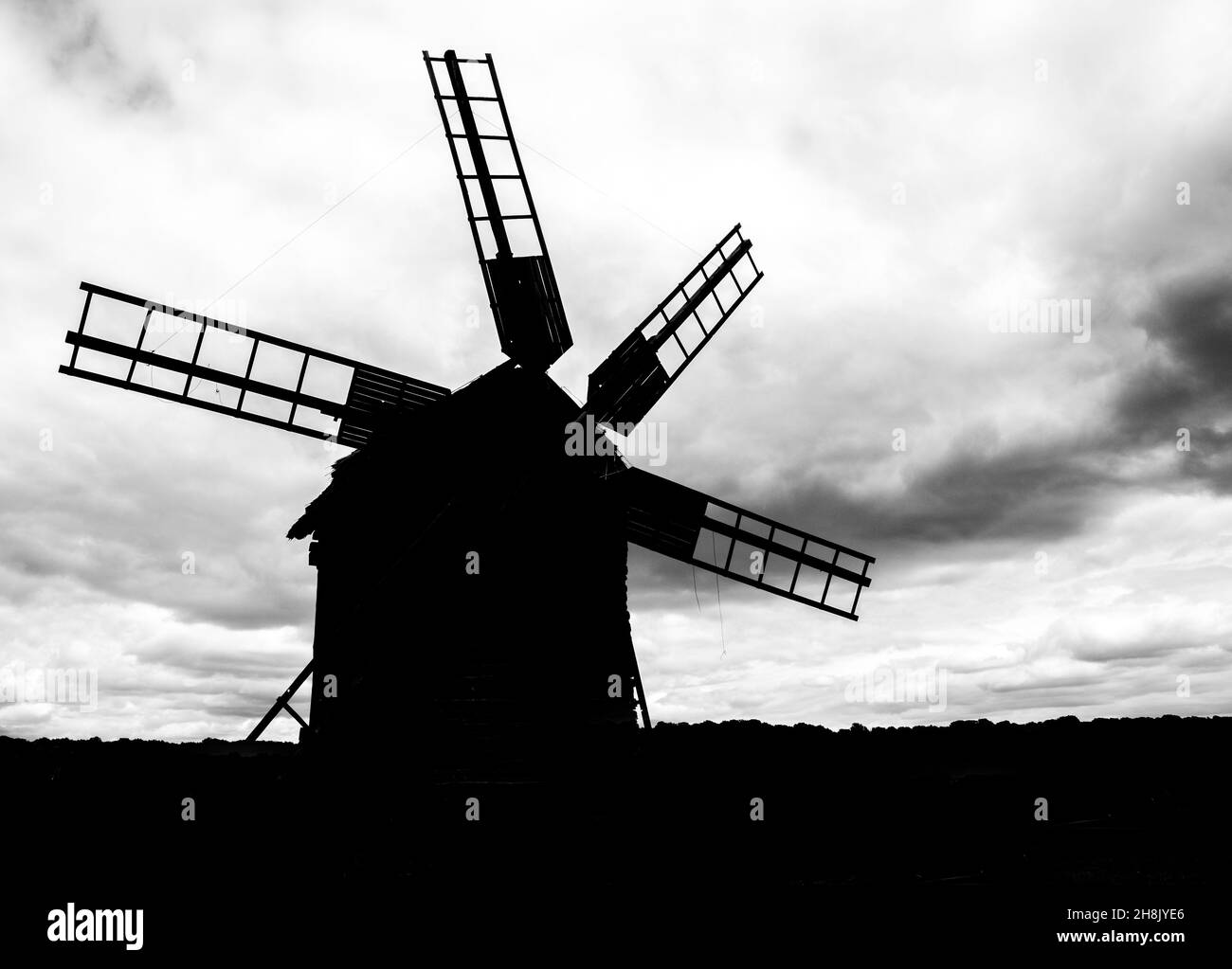 Windmill silhouette carta da parati bianca e nera, forma mulino isolato su sfondo cielo Foto Stock