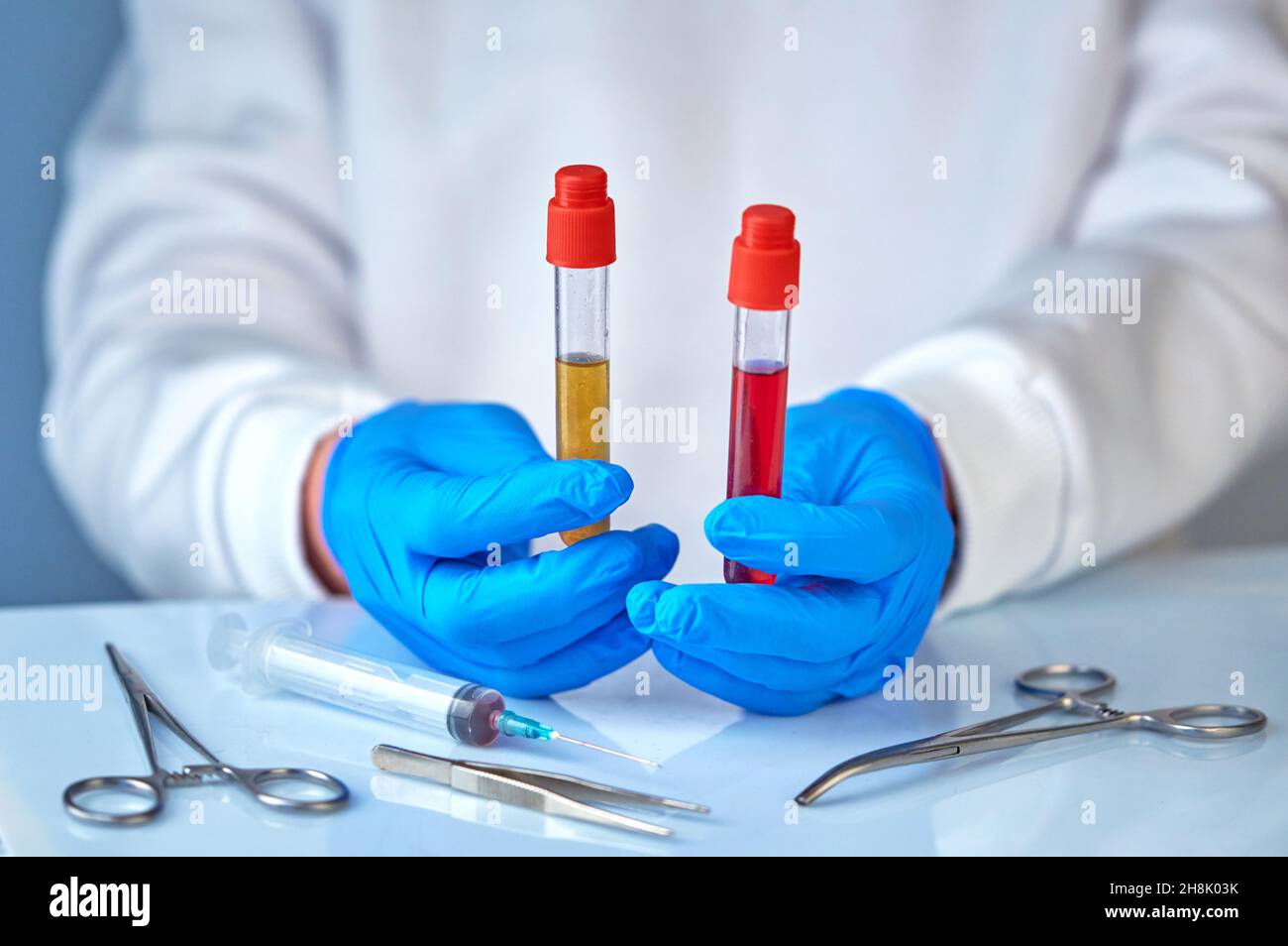 Medico che tiene provette per analisi del sangue, coronavirus COVID19, HIV, SARS, ebola background medico, concetto di ospedale, quarantena, analisi Foto Stock