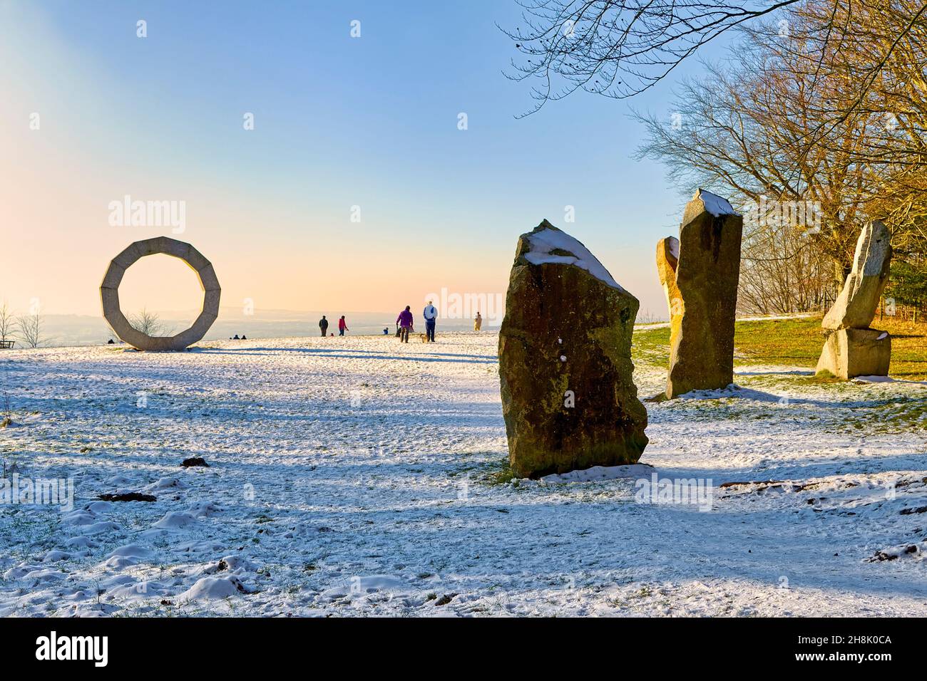 Heavens Gate con neve al tramonto, un popolare punto panoramico con sculture in pietra di Paul Norris e vedute verso il basso di Longleat House e la tenuta Foto Stock