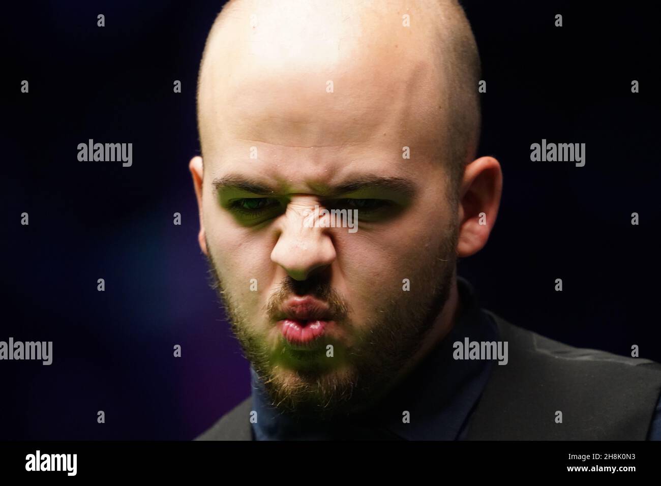 Luca Brecel reagisce durante il suo gioco contro Stephen Maguire il giorno otto del Cazoo UK Championship allo York Barbican. Data foto: Martedì 30 novembre 2021. Foto Stock