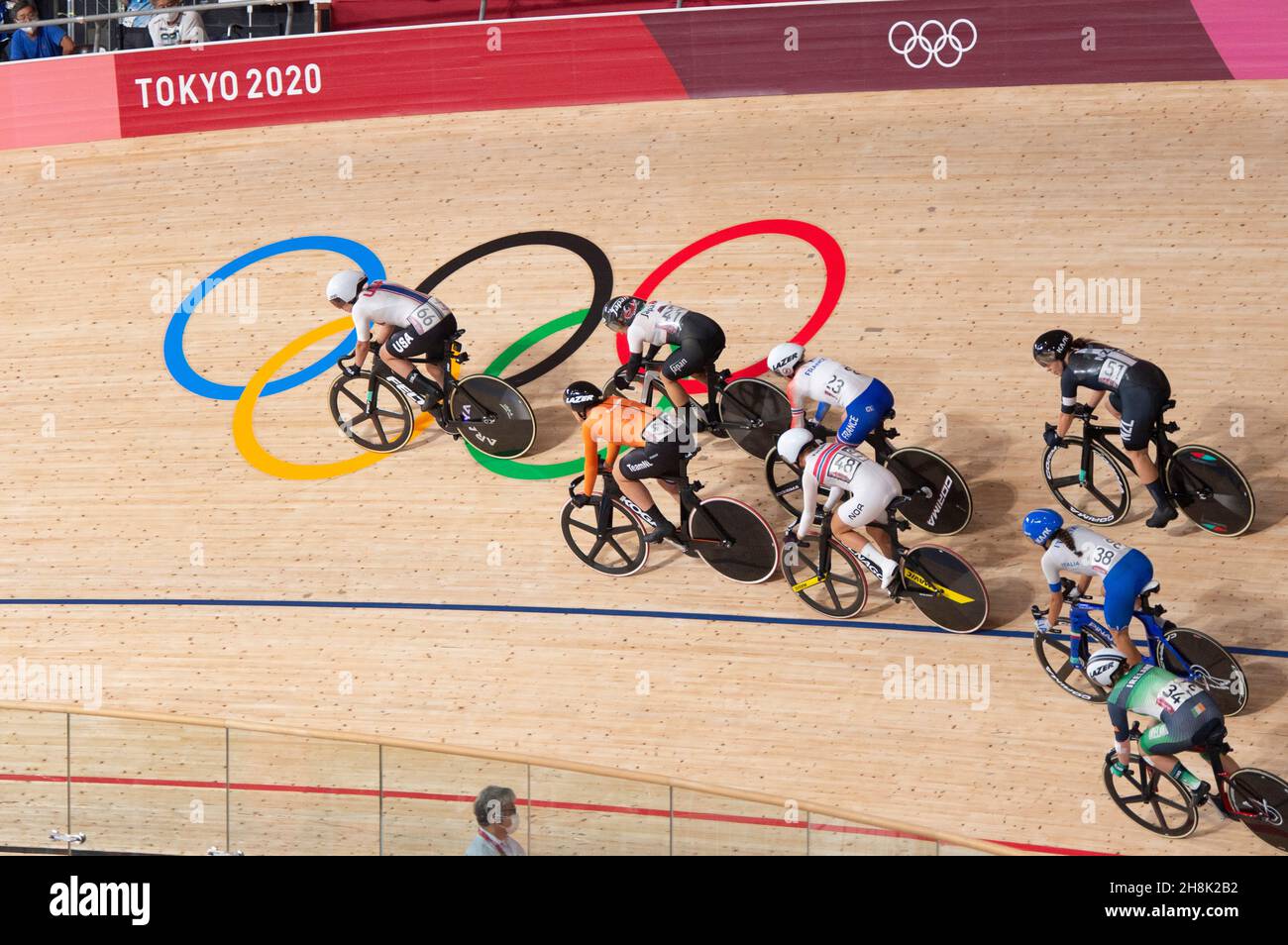 Jennifer Valente degli Stati Uniti è leader nel campo della gara femminile di omnium durante i Giochi Olimpici di Tokyo 2020. Foto Stock