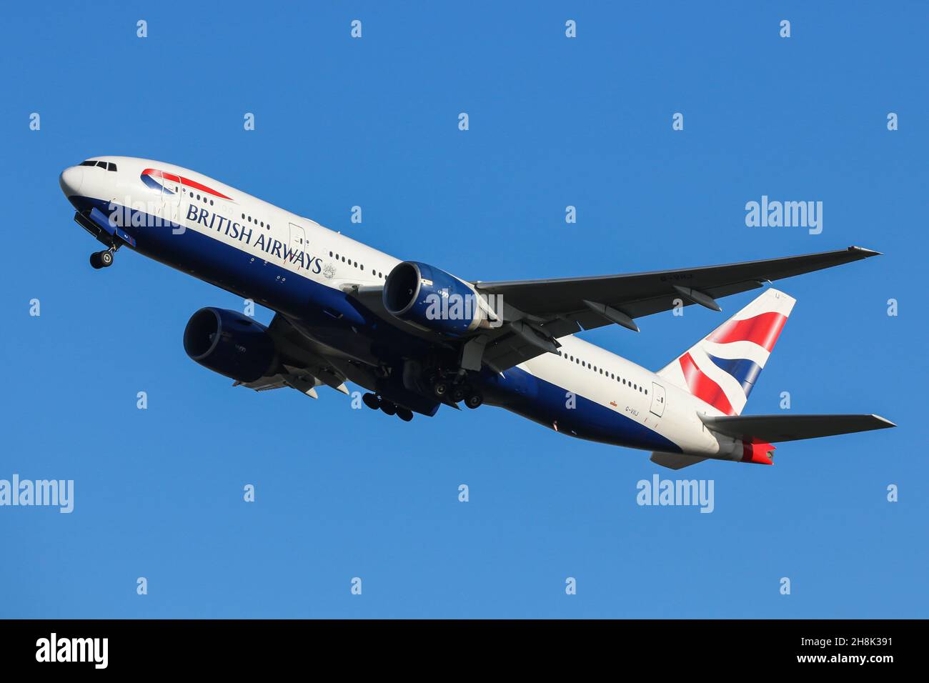 Un Boeing 777 gestito dalla British Airways parte dall'aeroporto di Londra Heathrow Foto Stock