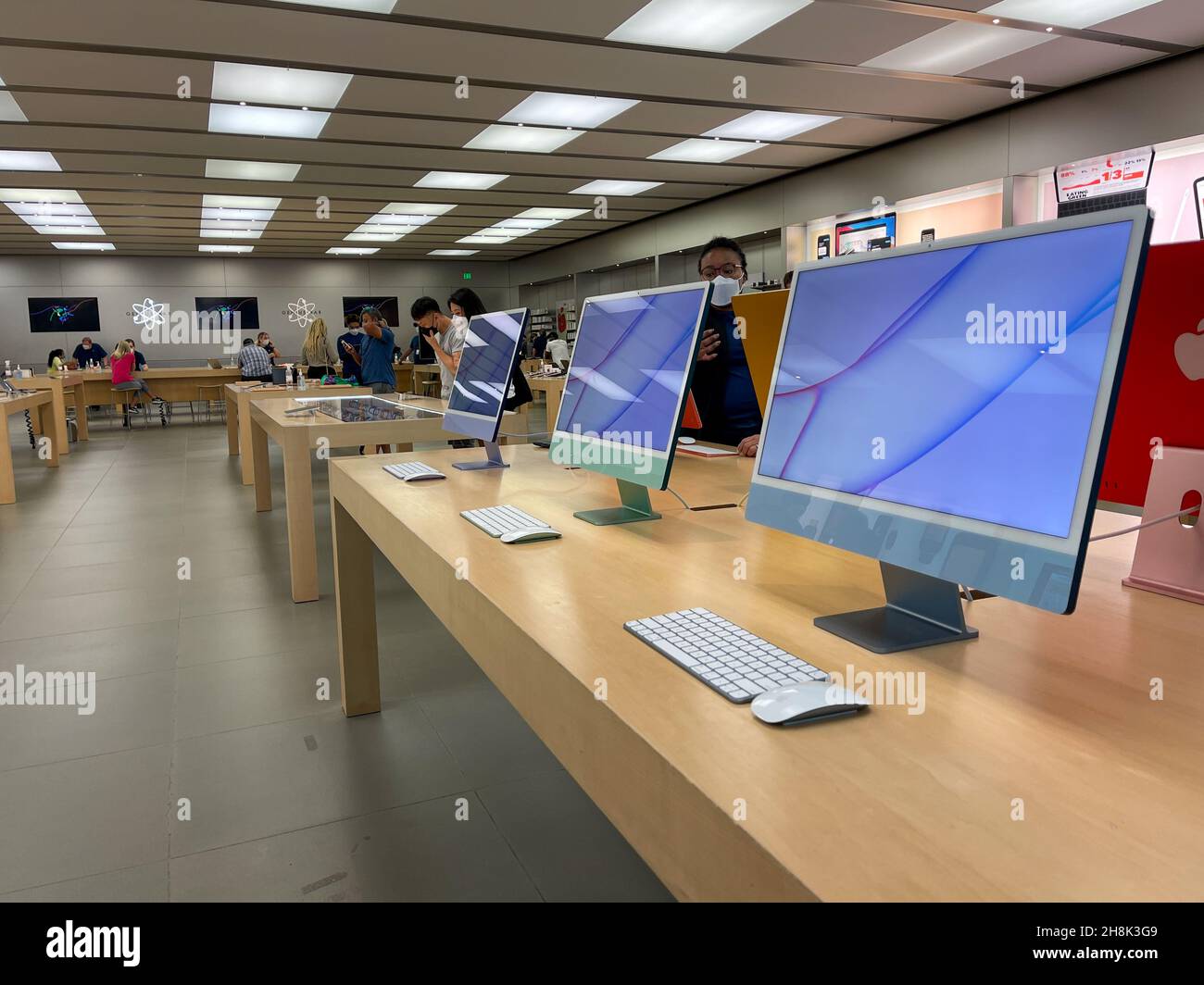 Orlando, FL USA - 20 settembre 2021: Una fila di computer iMac in un Apple Store. Foto Stock