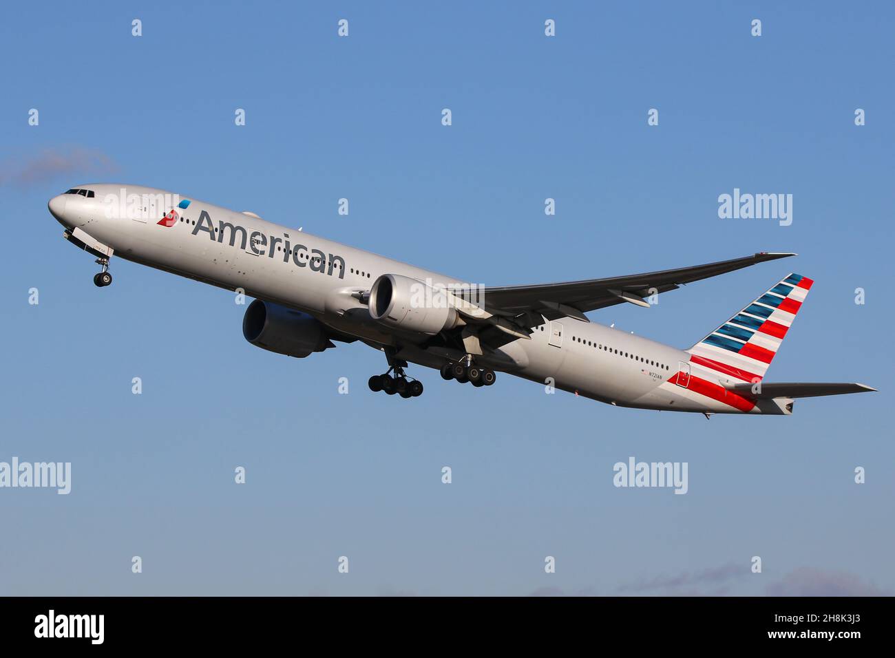 Un Boeing 777 gestito da American Airlines parte dall'aeroporto Heathrow di Londra Foto Stock