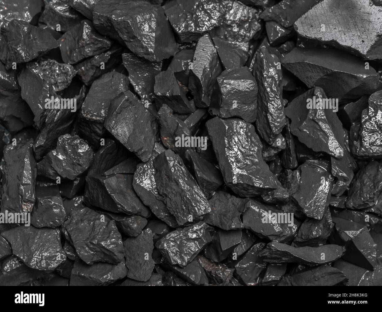 Primo piano di grumi neri di carbone duro sparato dall'alto Foto Stock