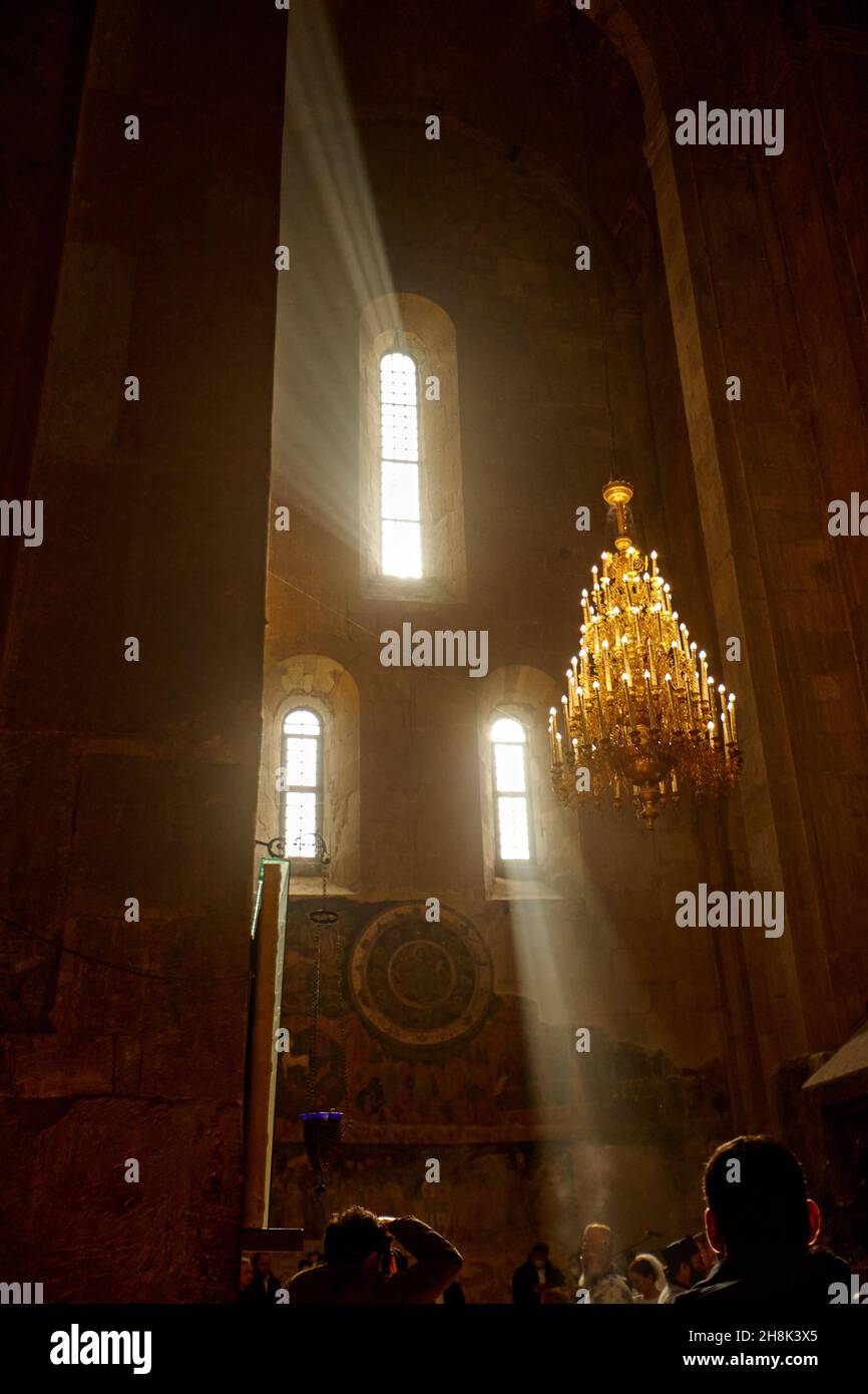 Mtskheta, Georgia - Luglio 2021 : interno della cattedrale, immagine HDR Foto Stock