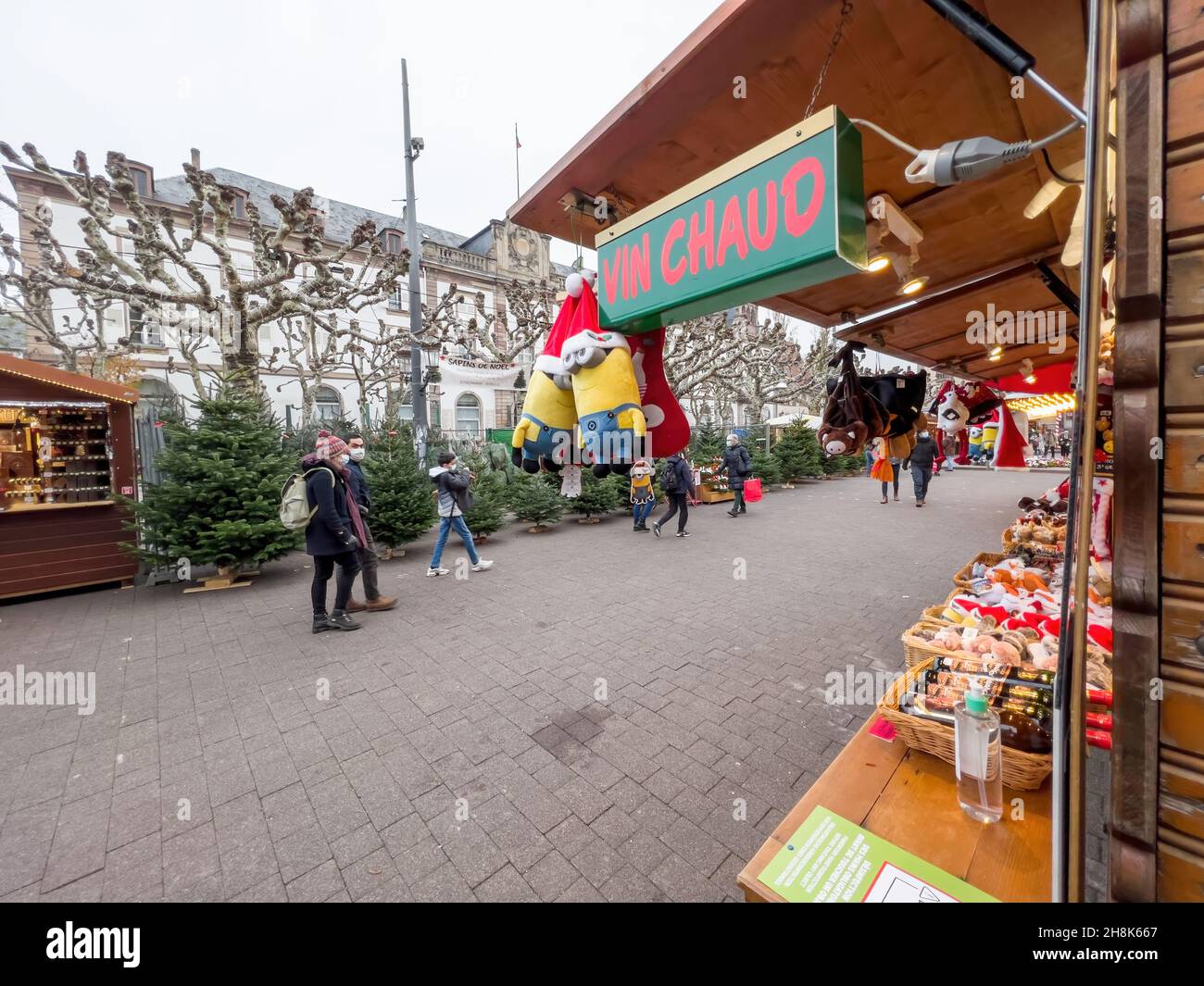 VIN chaud segnaletica vino caldo persone che indossano la maschera di sicurezza respiratoria di fronte alle bancarelle del mercato Foto Stock