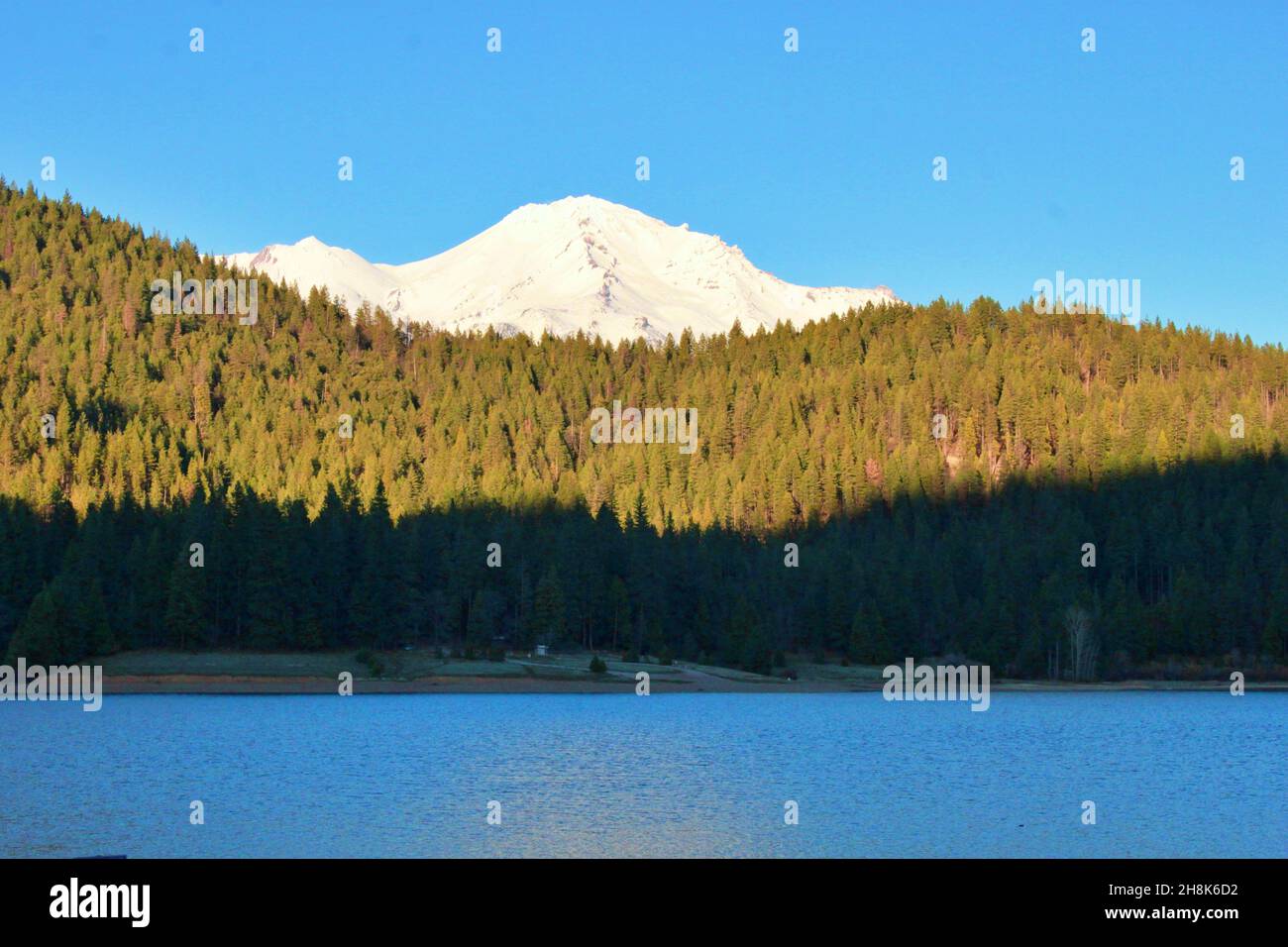 Lago Siskiyou con il Monte Shasta Foto Stock