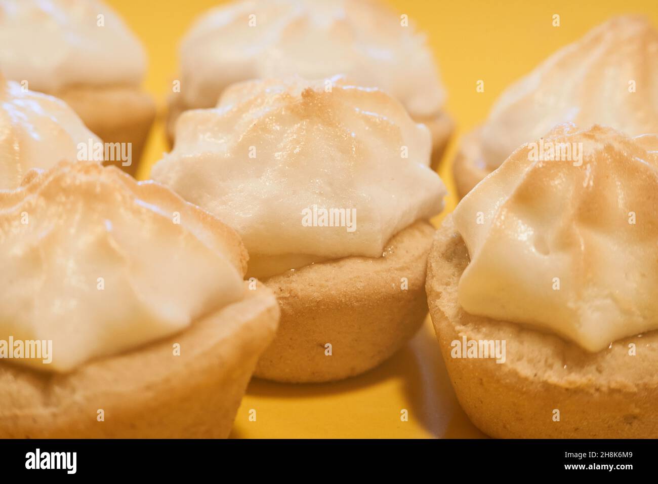 gruppo di mini torta al limone su sfondo giallo Foto Stock