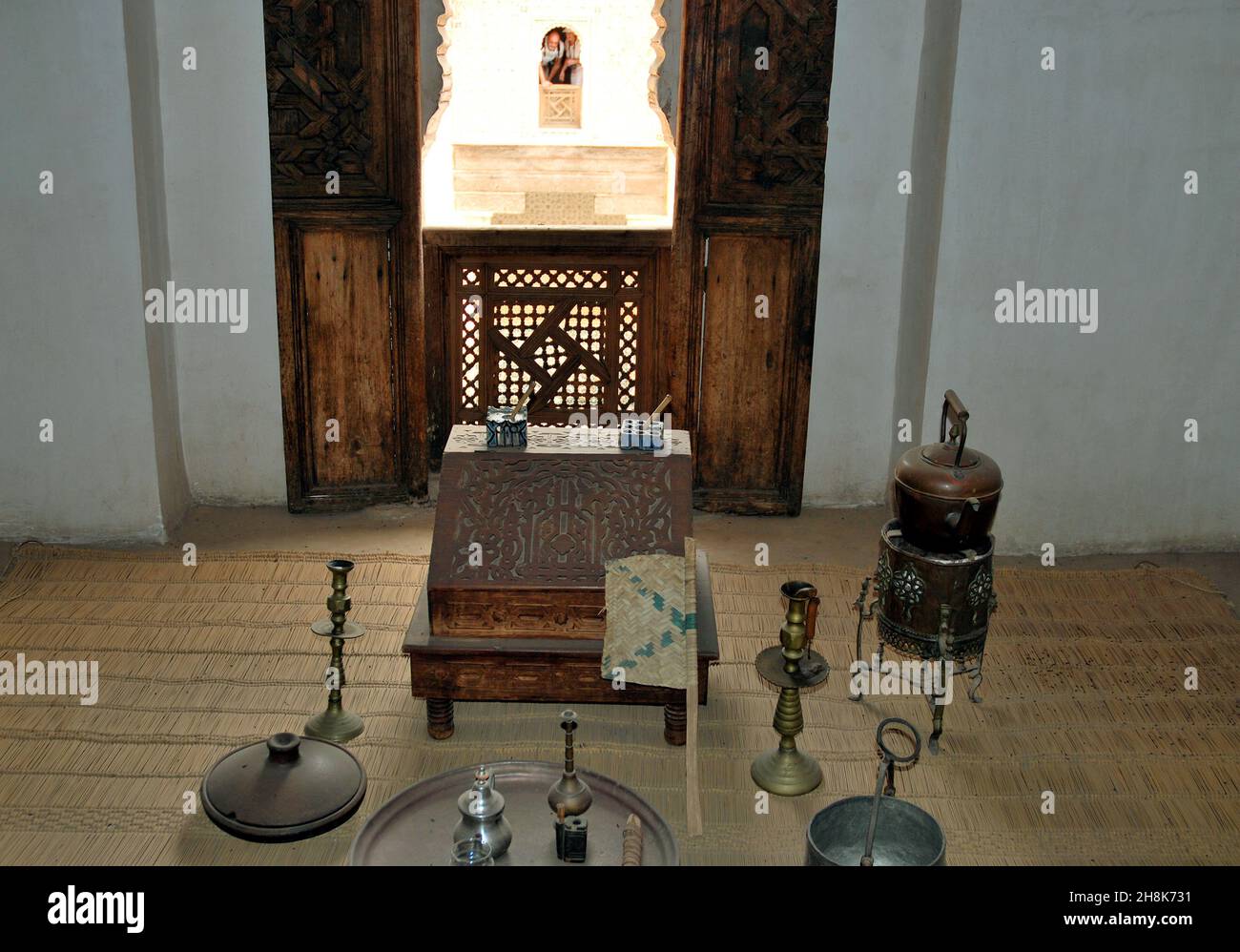 Stanza degli studenti nella Madrassa Islamica (college) di ben Youssef a Marrakech, Marocco Foto Stock