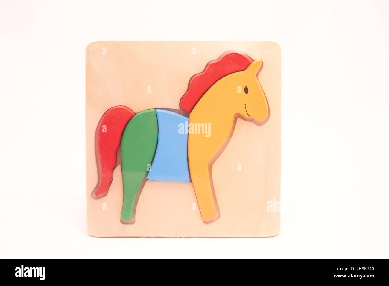 puzzle in legno per bambini. Esercitazioni di abilità del motore. Giochi stile Montessori Foto Stock