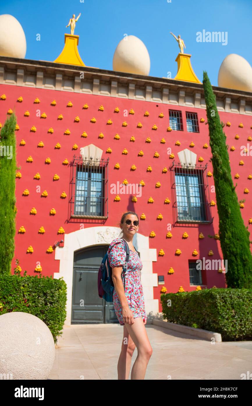 Bella donna caucasica di fronte al Museo Dali a Figueras, Spagna Foto Stock