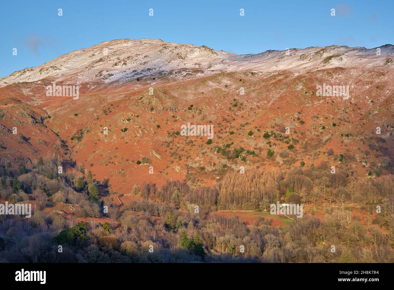 Una spolverata di neve su Heron Pike da Loughrigg, Lake District, Regno Unito Foto Stock