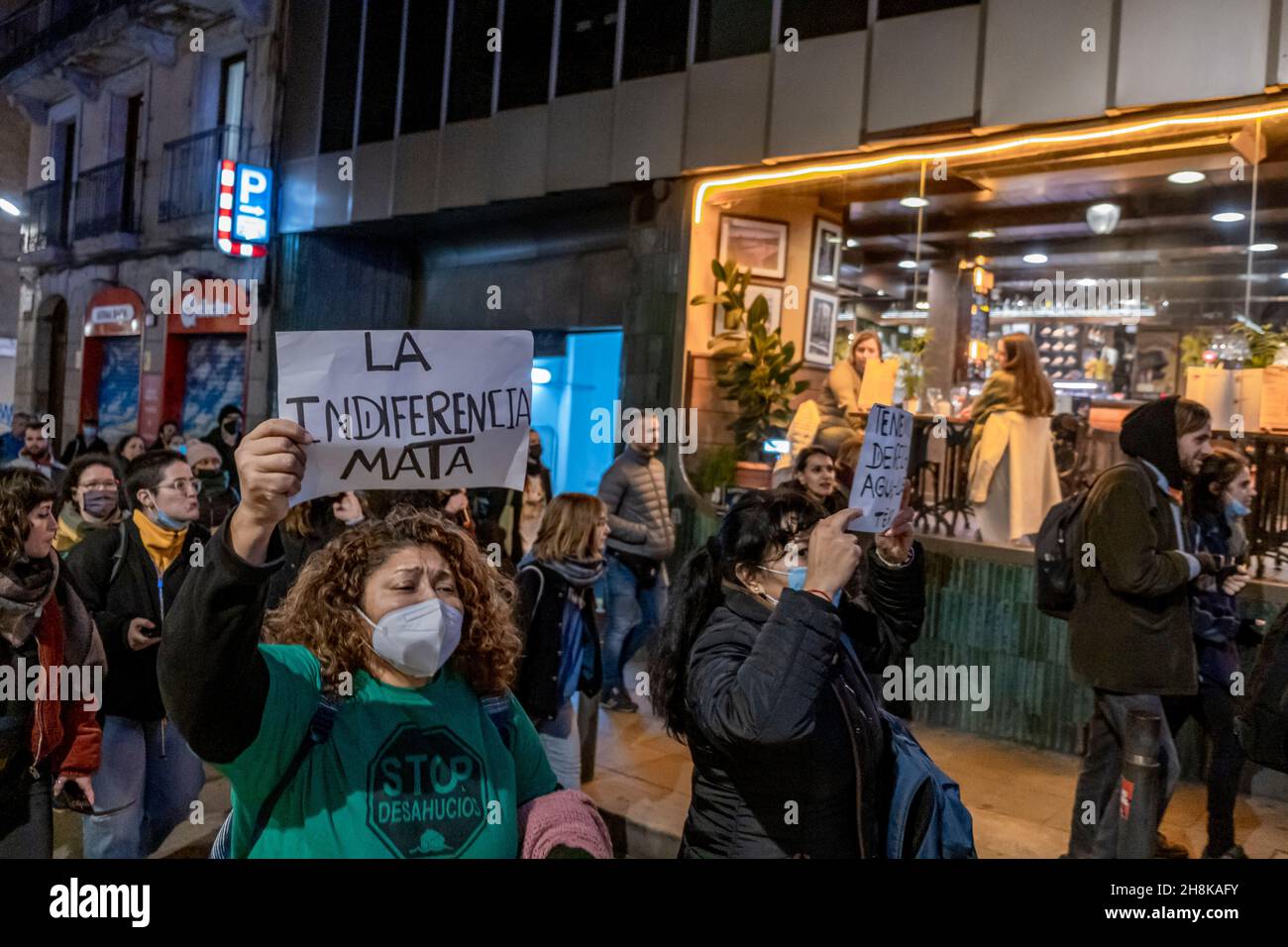 Barcellona, Spagna. 30 Nov 2021. I manifestanti tengono cartelloni durante la dimostrazione.centinaia di persone si dimostrano contro le politiche sociali dopo la morte di quattro persone che erano rimasti in un locale commerciale abbandonato nel centro di Barcellona che ha catturato il fuoco causando la loro morte. (Foto di Paco Freire/SOPA Images/Sipa USA) Credit: Sipa USA/Alamy Live News Foto Stock