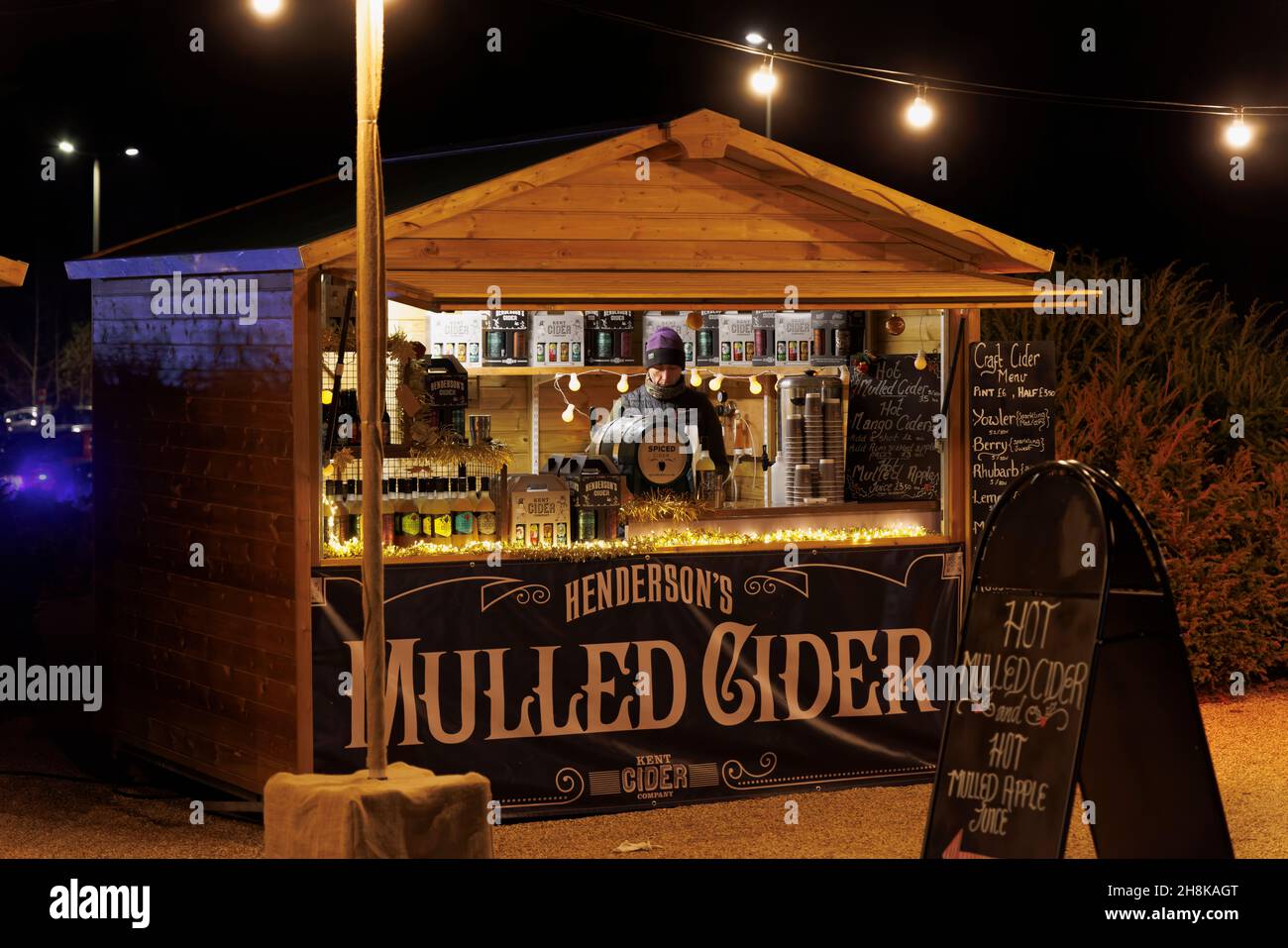 Stalla vendita di sidro mulled a Glow 2021, l'evento annuale di illuminazione natalizia al RHS Garden, Wisley, Woking, Surrey Foto Stock
